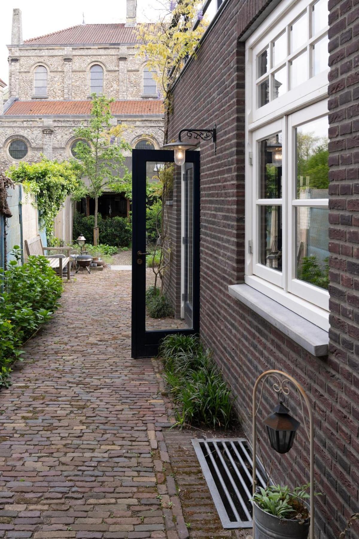 Sfeervolle Vooroorlogse Woning Nabij Centrum